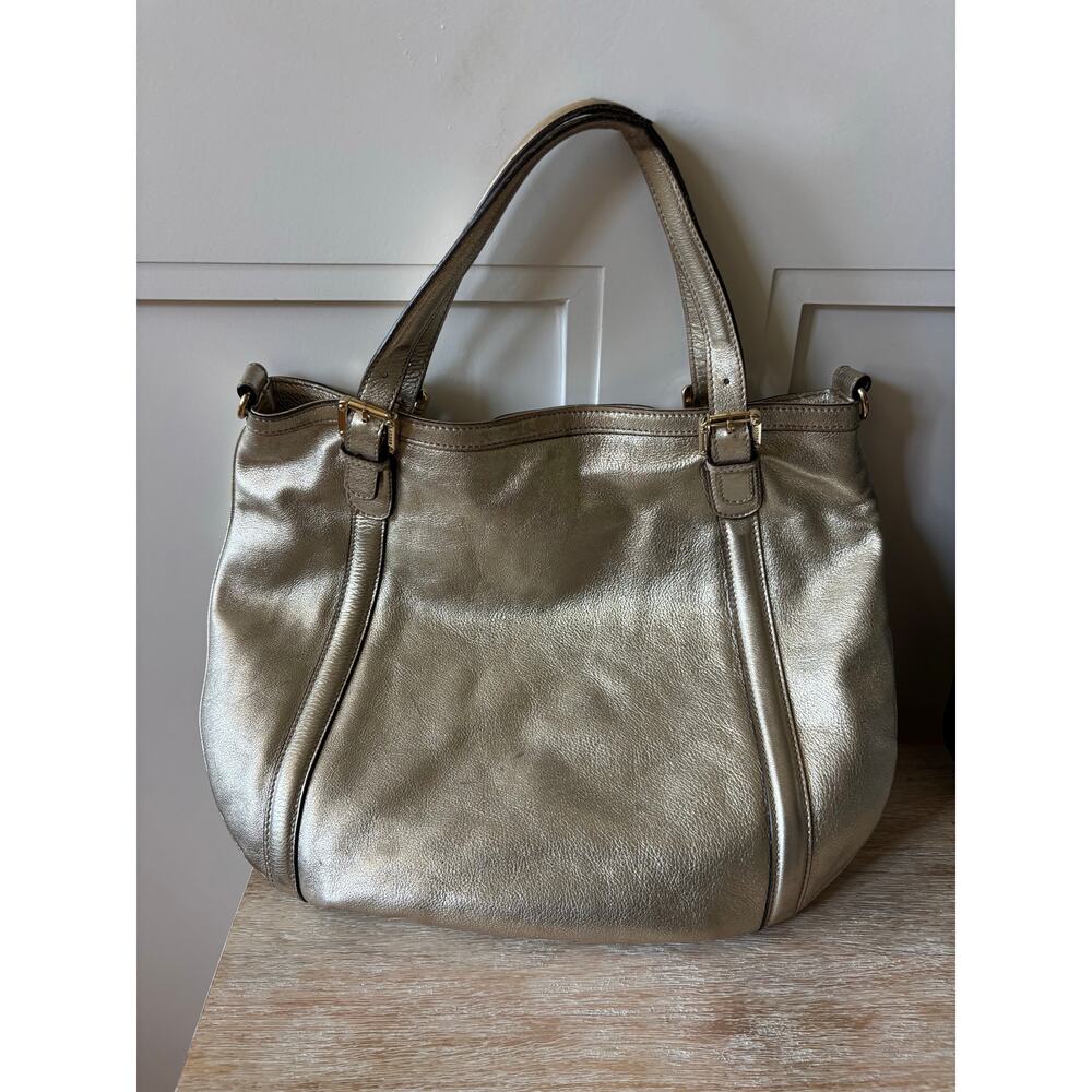 Gucci Metallic Gold Leather Shoulder Bag with Gold Logo - Picture 2 of 10